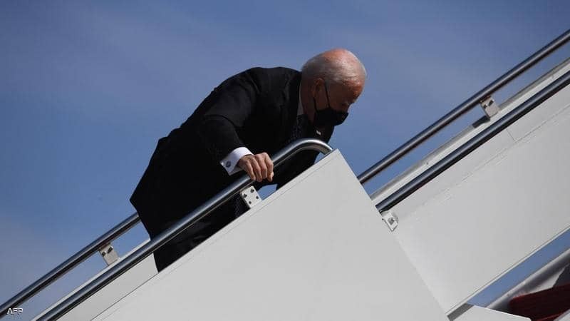الرئيس الأمريكي جو بايدن أثناء تعثره خلال صعوده على سلم الطائرة (إنترنت)