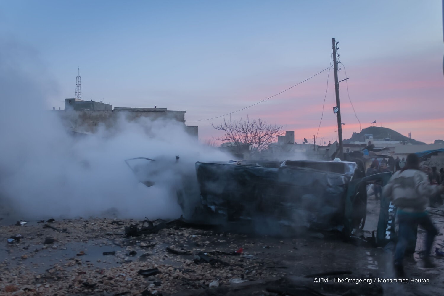 أرشيف، بعد غارة جوية نفذها الطيران الروسي في شمال سوريا (إدلب)