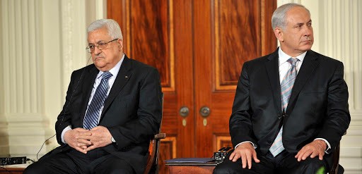 رئيس الوزراء الإسرائيلي بنيامين نتنياهو ورئيس السلطة الفلسطينية محمود عباس (إنترنت)