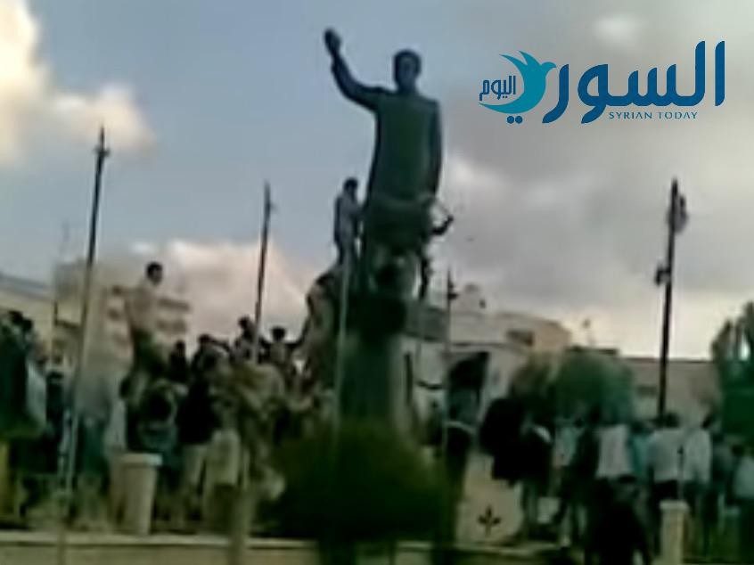 تكسير تمثال حافظ الأسد في مدينة درعا عام 2011(انترنت)