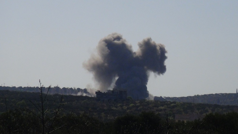 لحظة القصف الروسي على أطراف مدينة إدلب (عبدالقادر البكري)