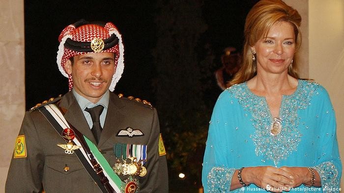 الملكة نوؤ وابنها الأمير حمزة بن الحسين (AP)