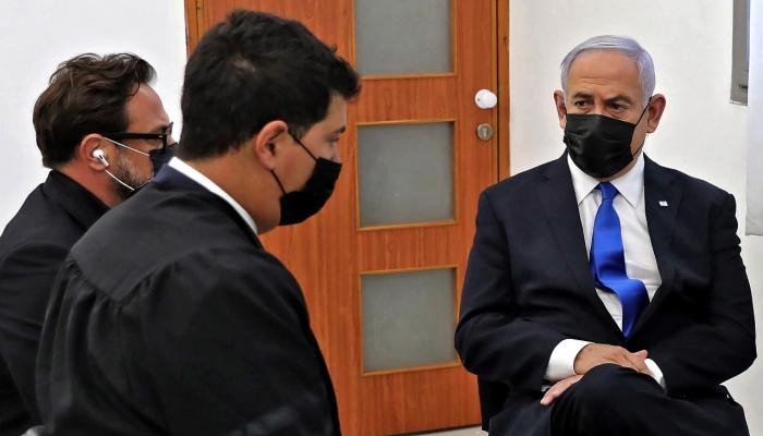 أثناء تواجد رئيس الوزراء الإسرائيلي بنيامين نتنياهو في المحكمة (إنترنت)