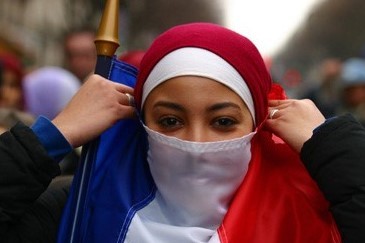 لتضييق الفرنسي على ارتداء الحجاب : عنصرية