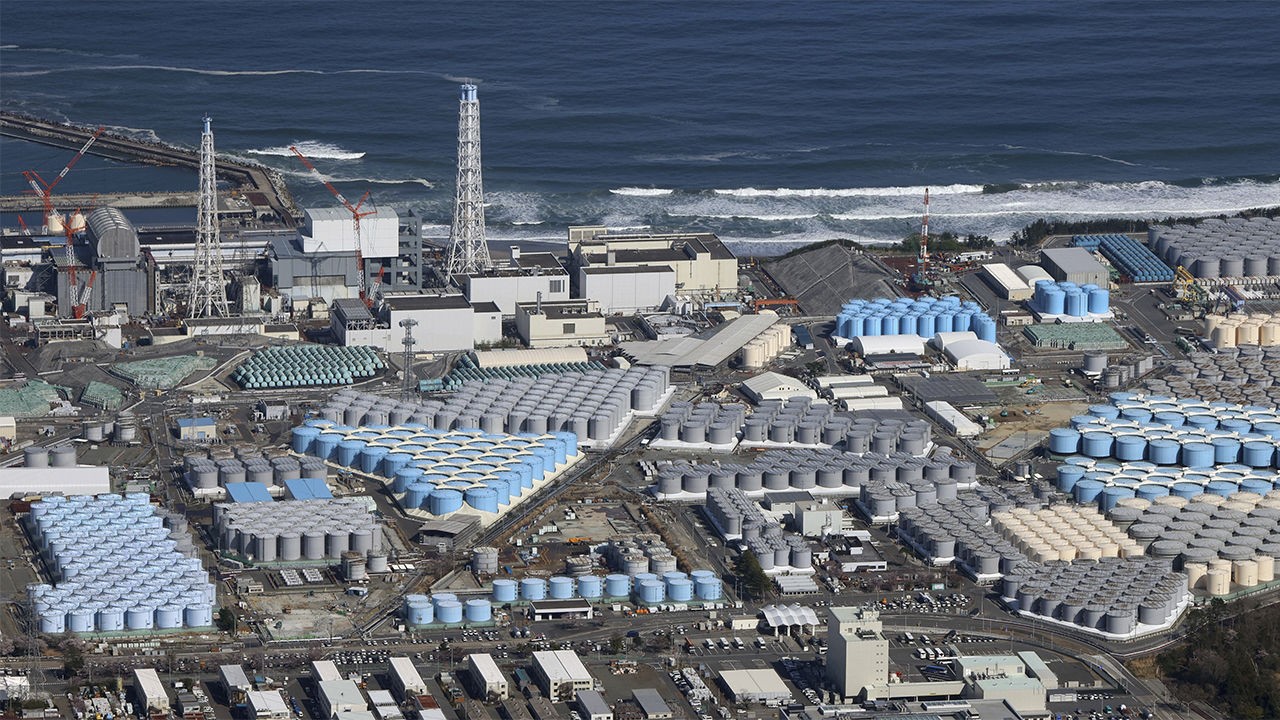 مياه الصرف الصحي الملوثة تملأ أكثر من 1000 خزان في موقع محطة فوكوشيما دايتشي النووية. YOMIURI SHIMBUN عبر صور AP