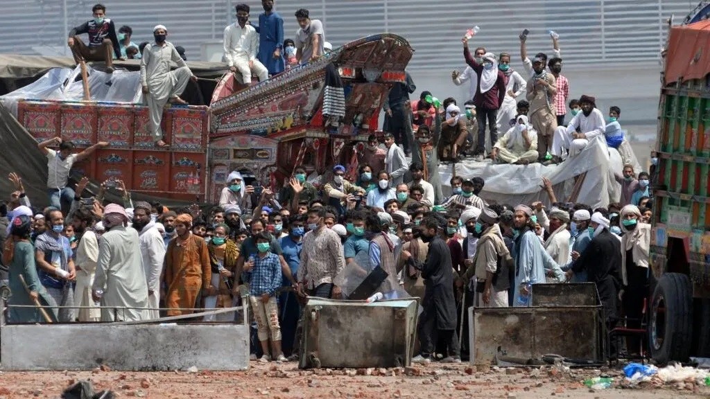 جانب من الاحتجاجات في لاهور الباكستانية (إنترنت)