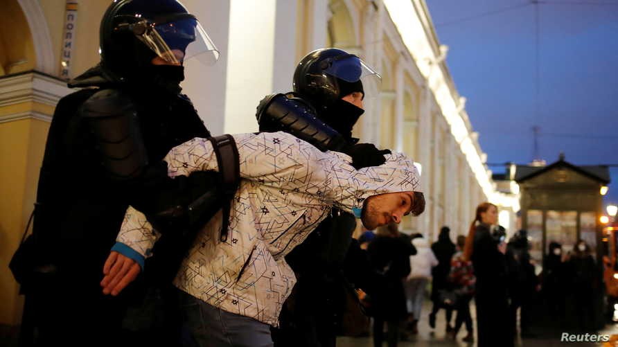 لحظة اعتقال أحد المحتجين في روسيا (رويترز)