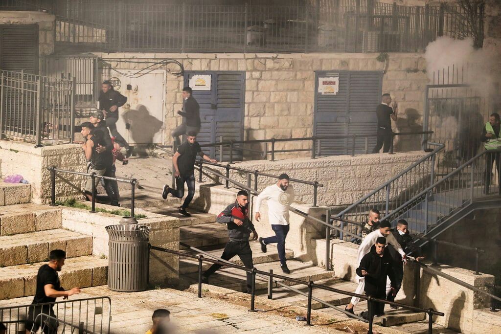 أثناء المواجهات بين مستوطنين إسرائيليين بحماية الجيش وفلسطينيين في القدس (إنترنت)