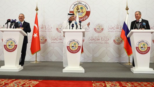 المؤتمر الصحفي الذي جمع وزاراء خارجية قطر وروسيا وتركيا في الدوحة (إنترنت)