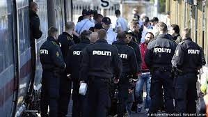 الشرطة الدانماركية تواجه اللاجئين /انترنت