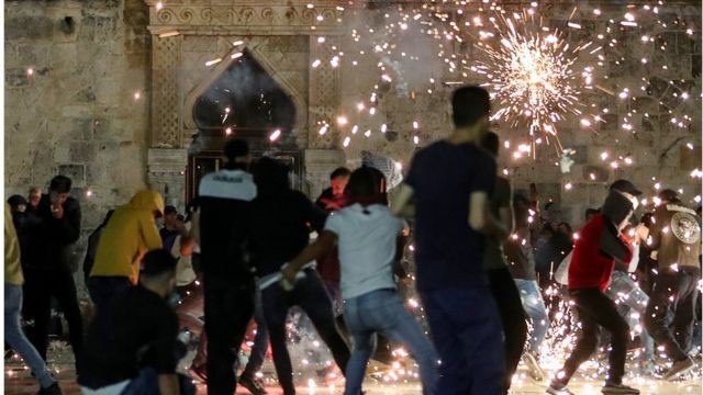 جانب من الاشتباكات التي جرت أمس في القدس (BBC)