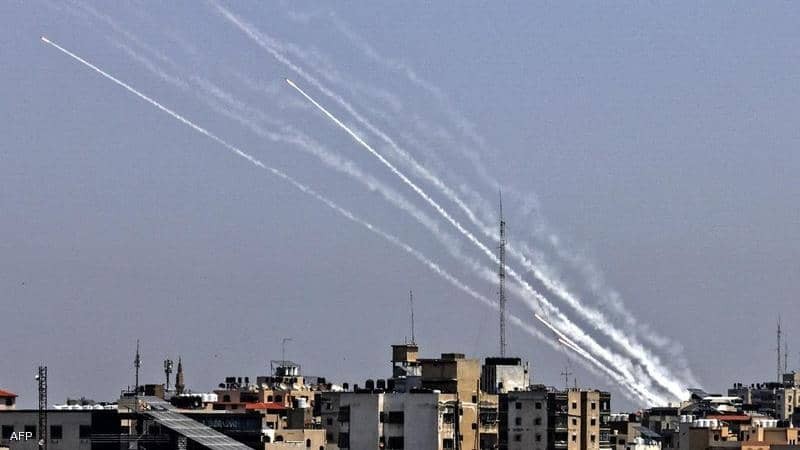 لحظة إطلاق المقاومة الفلسطينية صواريخ باتجاه أسدود وعسقلان (إنترنت)