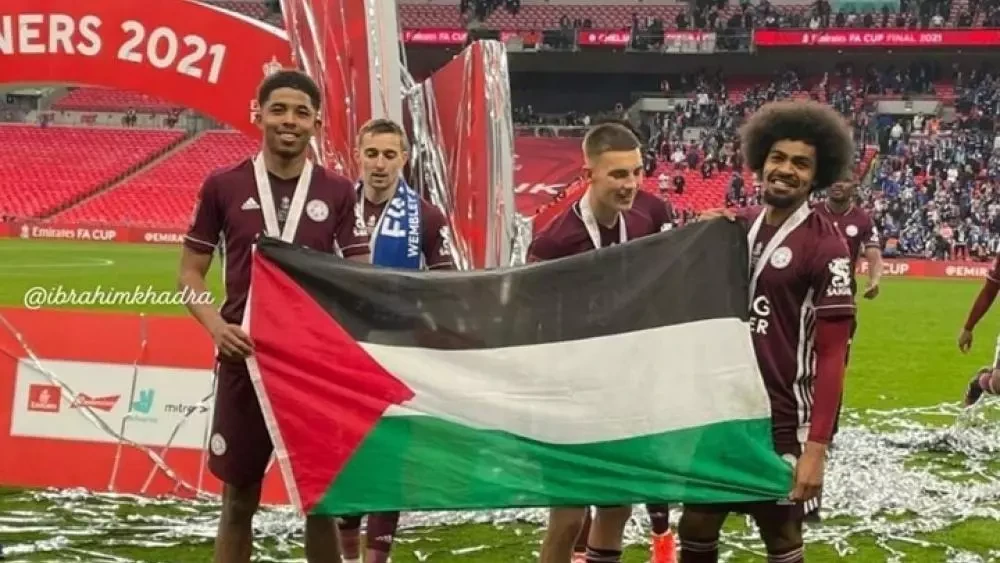 الهدافان يرفعان علم فلسطين في نهاية المباراة / انترنت