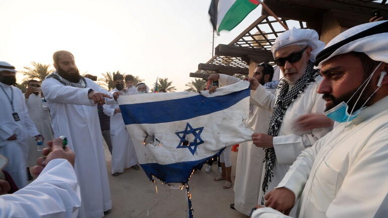 كويتيون يحرقون العلم الاسرائيلي بعد ان سمح لهم بالتجمع المحظور من اجل كورونا