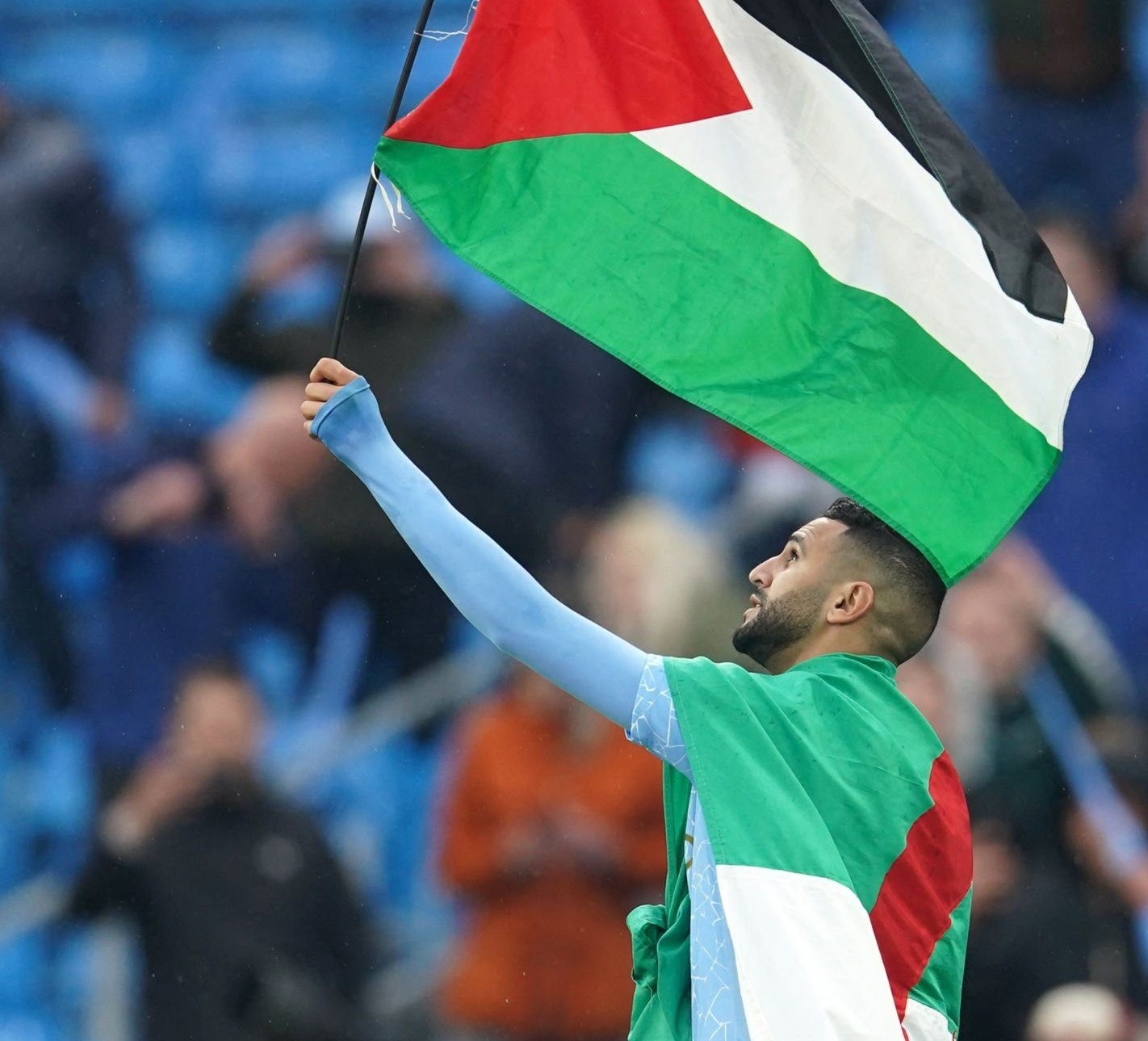 محرز يرفع علم فلسطين خلال احتفال مانشستر سيتي بالتتويج