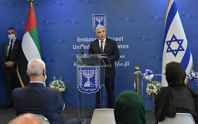 وزير الخارجية يائير لابيد يتحدث خلال افتتاح السفارة الإسرائيلية في أبو ظبي، 29 يونيو،