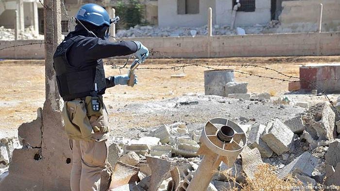 مفتش أسلحة تابع للأمم المتحدة يجمع العينات خلال تحقيقات في عين ترما، بالقرب من دمشق 2013