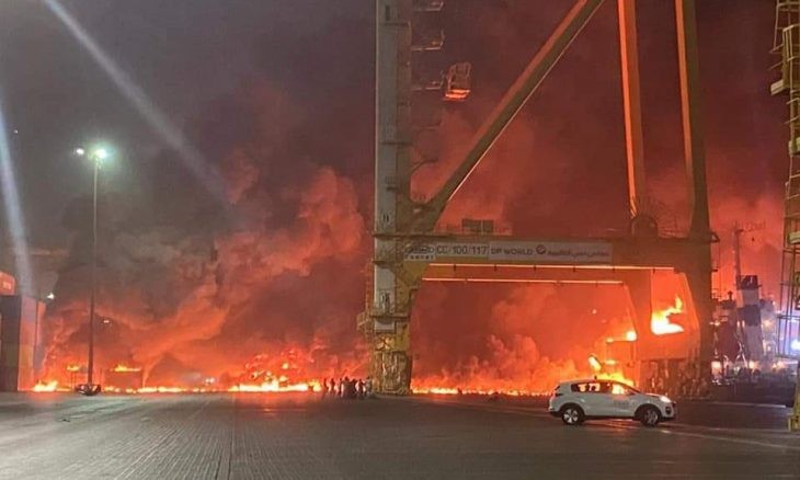 نفجار ضخم على متن سفينة في ميناء دبي/ صورة متداولة على تويتر