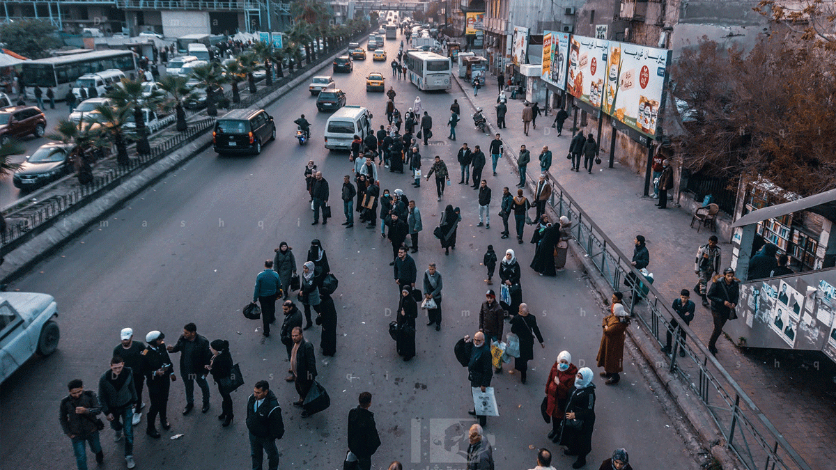 مواطنون ينتظرون المواصلات في شارع الثورة بدمشق- يناير/ (عدسة شاب دمشقي)