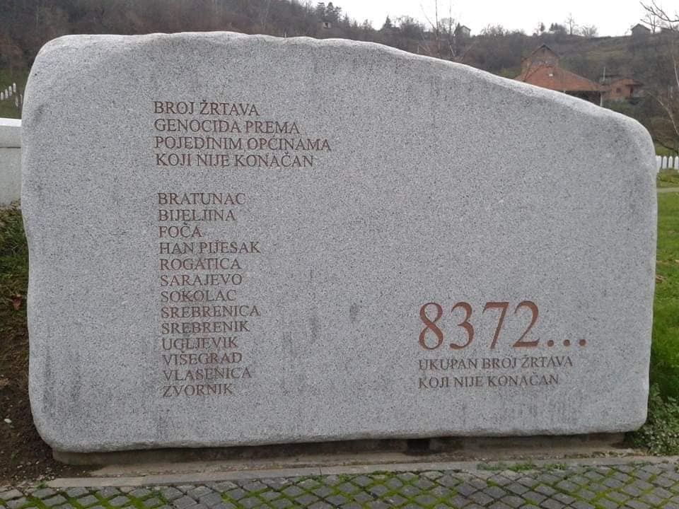 لوحة حجرية مدون عليها عدد ضحايا المجزرة موجودة بمدخل المقبرة في مدينة سريبرينيتسا