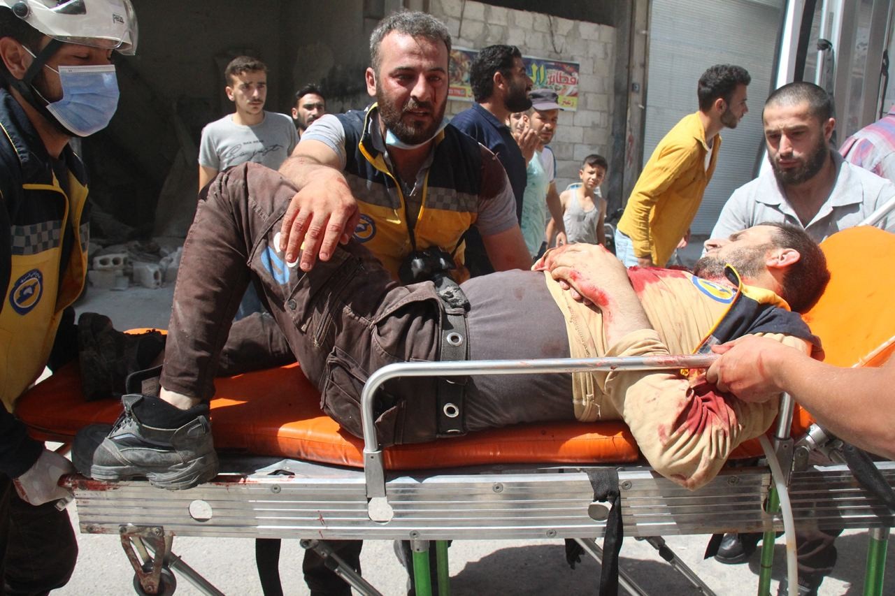 انتشال الجرحى والمصابين  في قرية سرجة جراء قصف قوات النظام _السوري اليوم