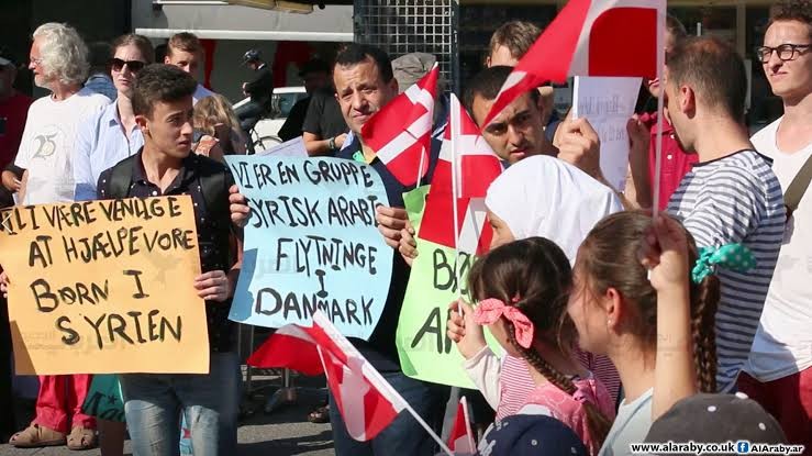 احتجاجات  على قرار الحكومة الدانماركية ترحيل اللاجئين السوريين