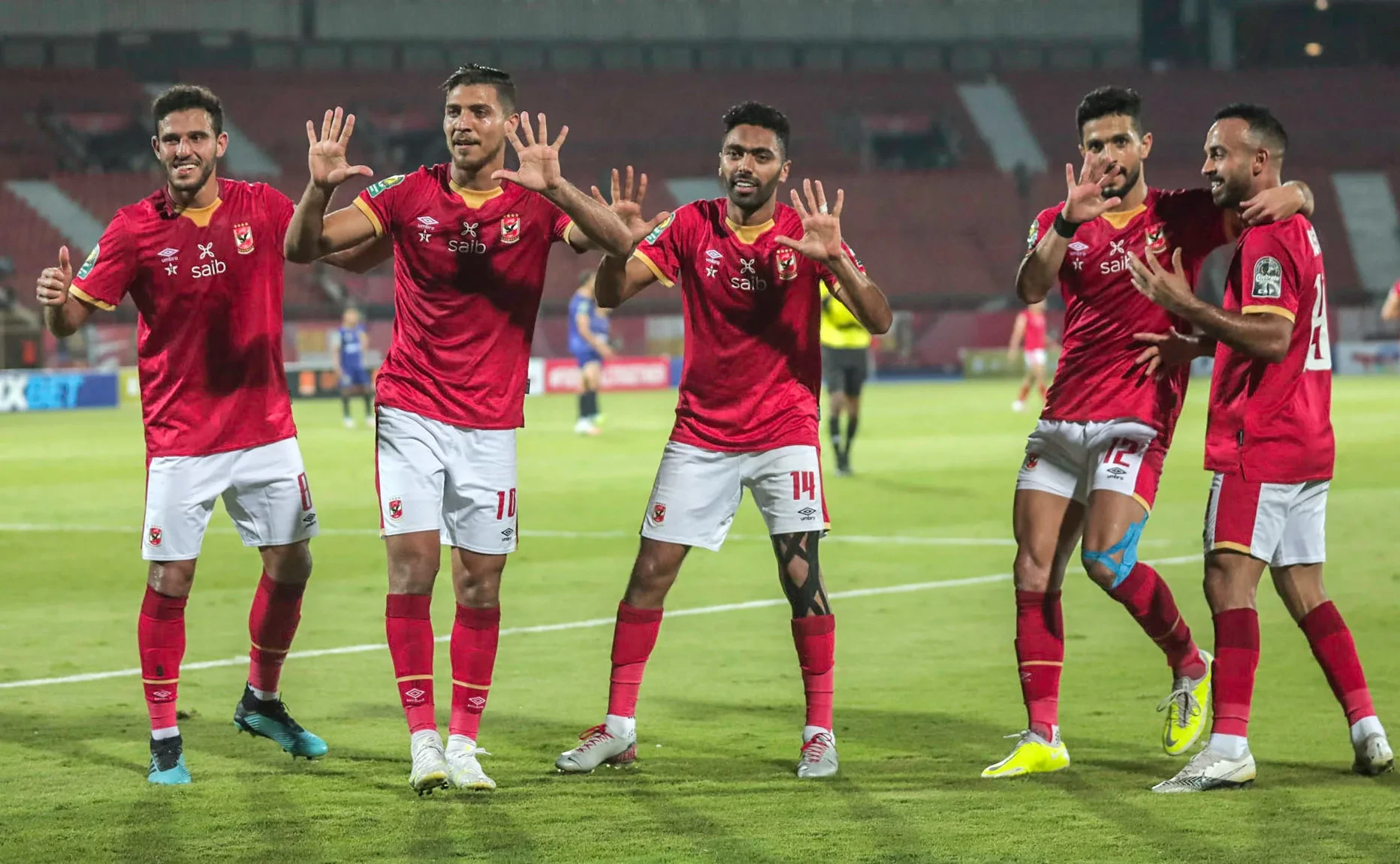 لا عبو الأهلي المصري يحتفلون بلقب دوري أبطال إفريقيا للمرة العاشرة في تاريخ النادي