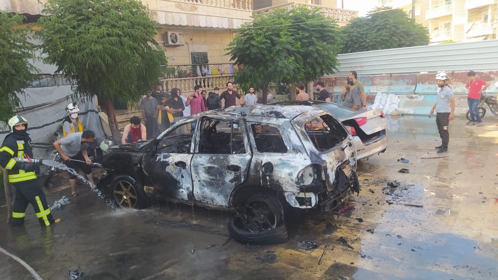 عناصر الدفاع المدني يطفئون سيارة انفجرت بعد تفخيخها -السوري اليوم