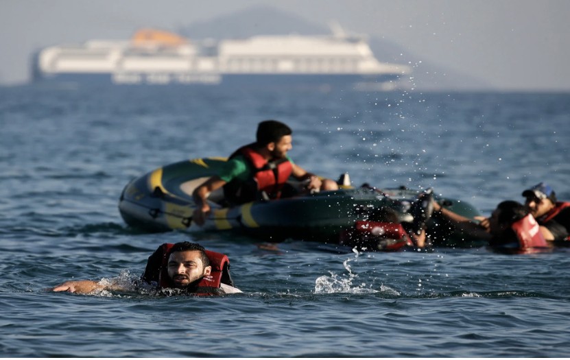 غرق قارب مطاطي للاجئين سورين قرب السواحل اليونانية(إنترنت)