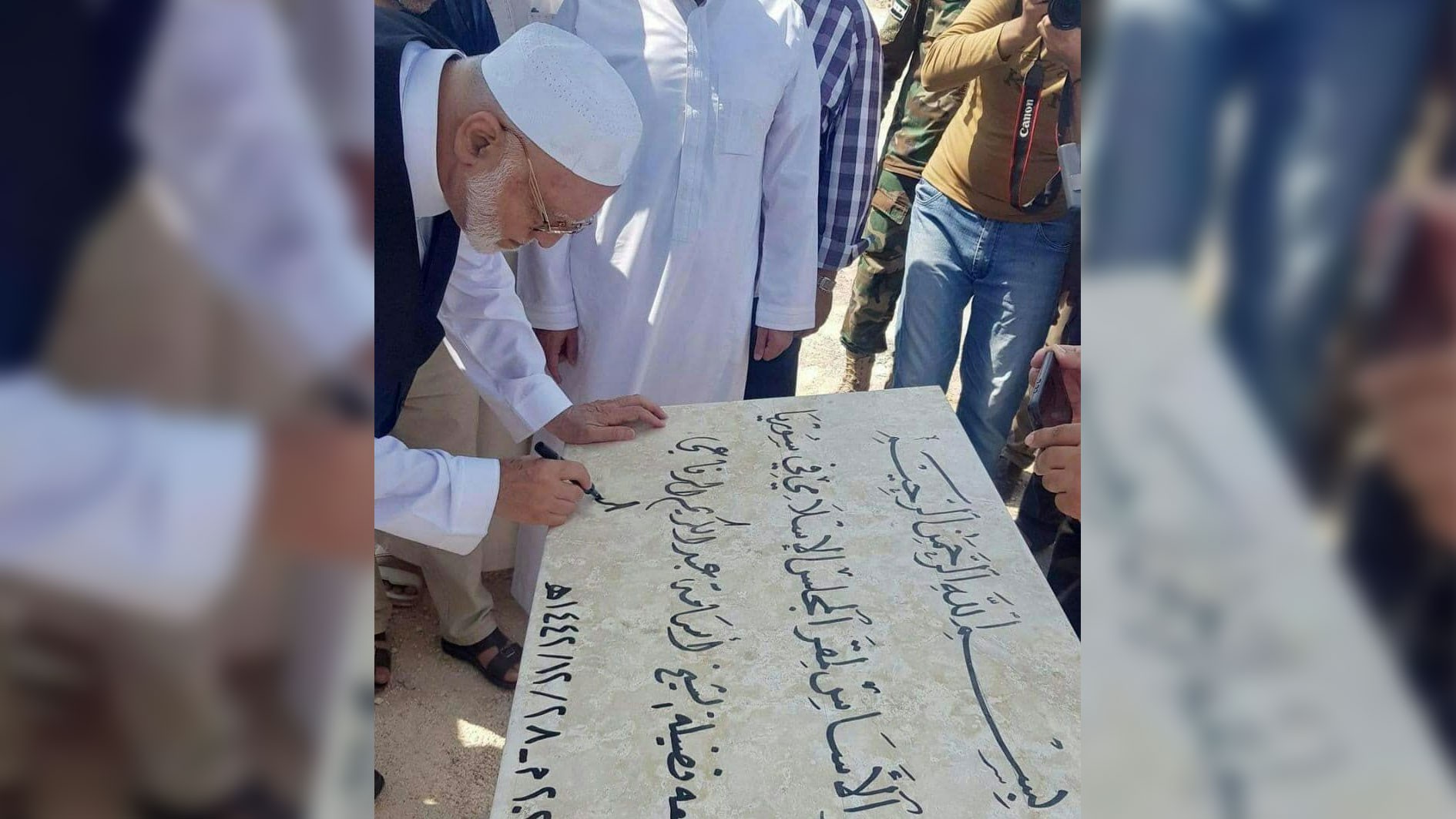 الشيخ أسامة الرفاعي يضع حجر الأساس في اعزاز(انترنت)