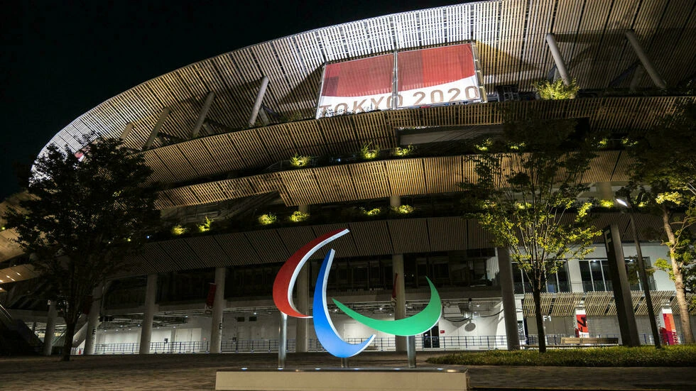 شعار دورة الألعاب البارالمبية أمام الملعب الوطني في 22 أغسطس/آب 2021 في طوكيو © أ ف ب