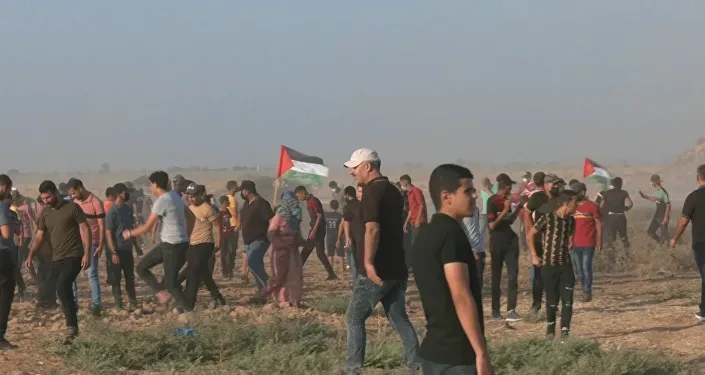 فلسطينيون يتظاهرون امام السياج الفاصل