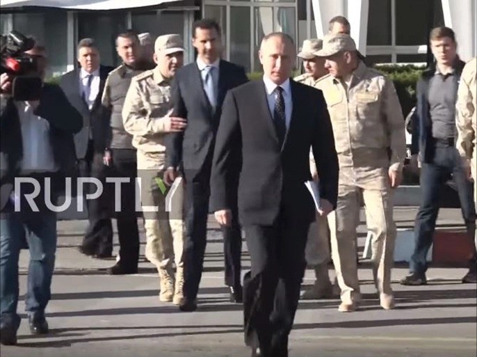 الجنرال الروسي يمسك ببشار الأسد ويبعده عن بوتين(انترنت)