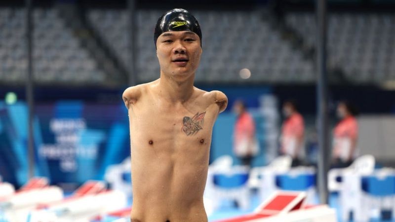 السباح الصيني تشنغ تاو ..الفوز بالذهب دون ذراعين