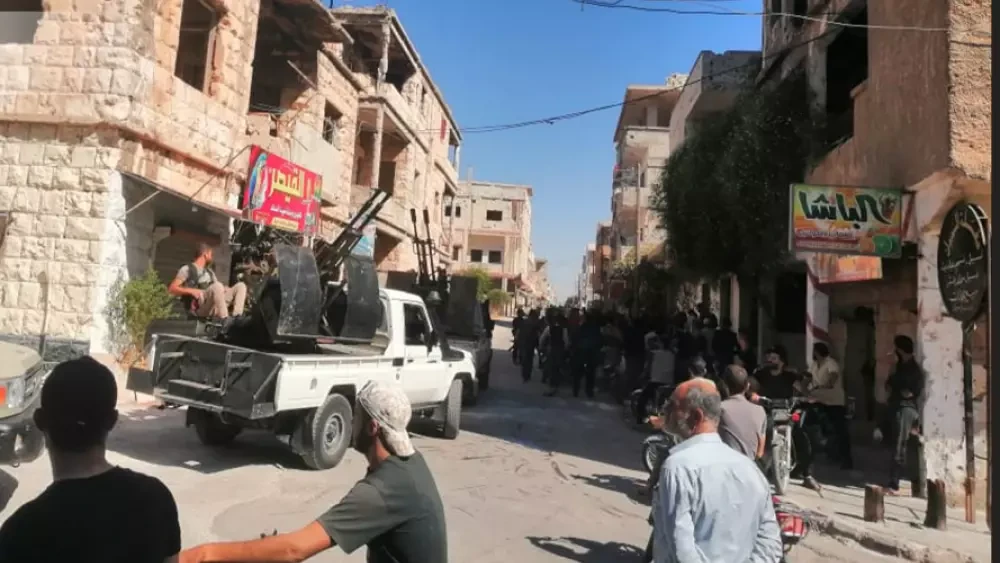 عناصر من "اللواء الثامن" داخل أحياء درعا البلد جنوبي سوريا (تجمع أحرار حوران - فيسبوك)