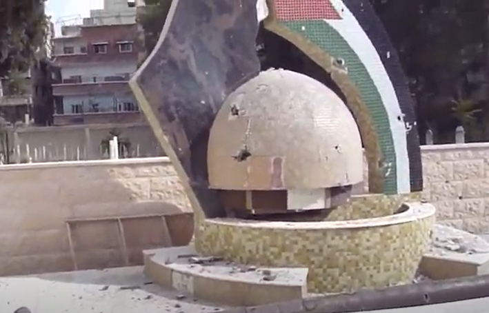 مجسم مسجد الأقصى ومفتاح العودة في مقبرة الشهداء القديمة(انترنت)