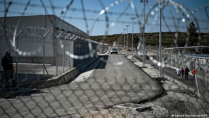 اليونان تفتح أول مخيم لاجئين "مغلق وخاضع للمراقبة