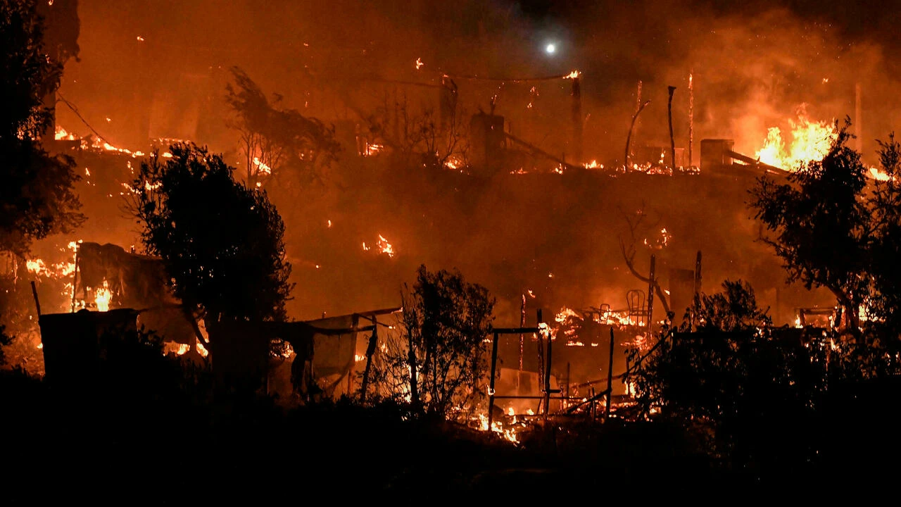 السيطرة على حريق كبير اندلع في مخيم للمهاجرين في جزيرة ساموس اليونانية