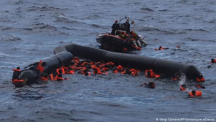 غرق المراكب التي تحمل اللاجئين الى اوروبا