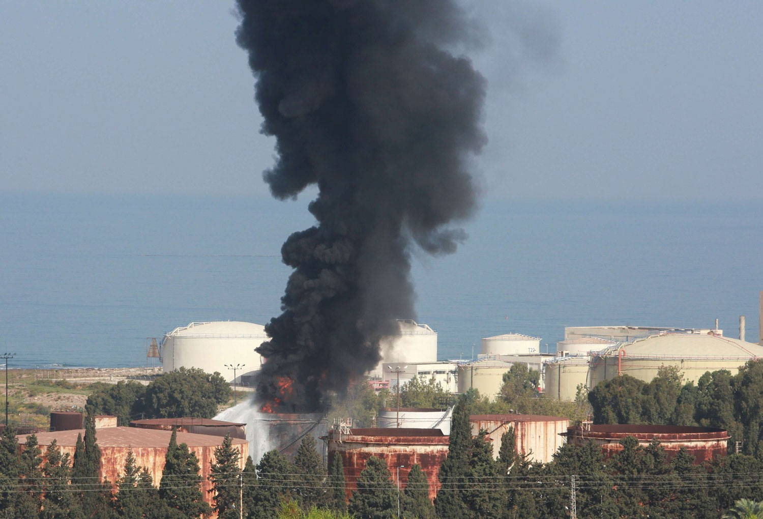 حريق في منشأة نفطية في لبنان