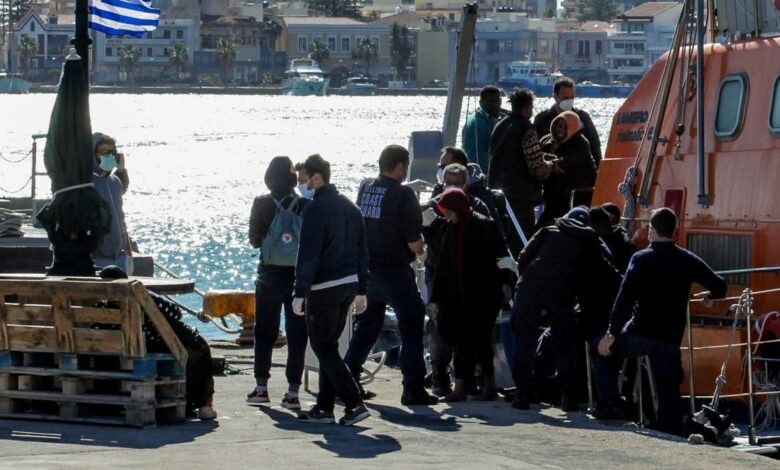 أربعة أطفال يقضون في حادثة غرق مهاجرين.. واليونان تتهم تركيا