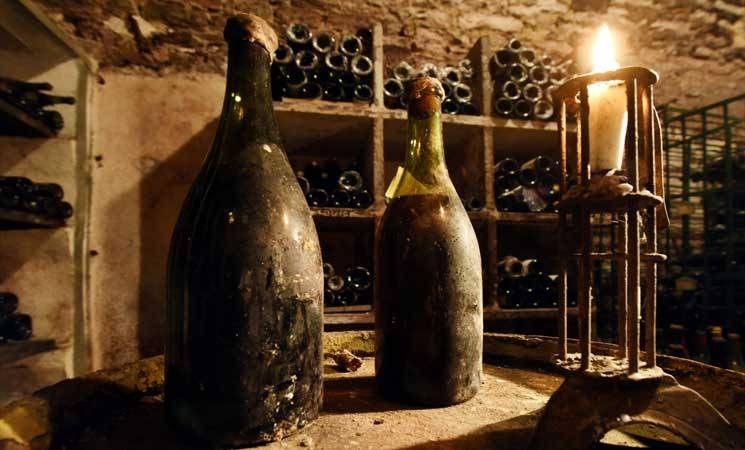 زجاجات نبيذ من القرن الثامن عشر معروضة في مزاد