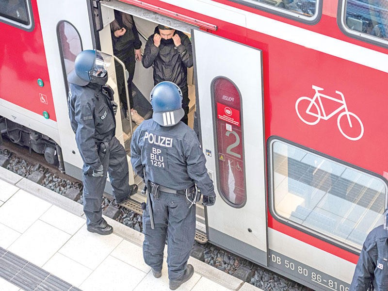 سوري يطعن 3 أشخاص بأحد القطارات في ألمانيا