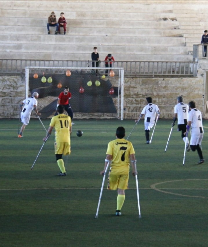 لاعبو فريقين من ذوي الإعاقة يخوضون مباراة ودية بمدينة إدلب السورية