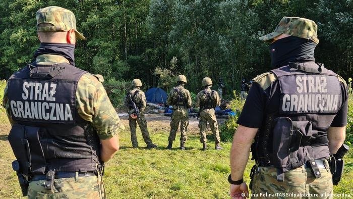 بولندا تحشد قوات مسلحة على الحدود لمنع دخول المهاجرين،
