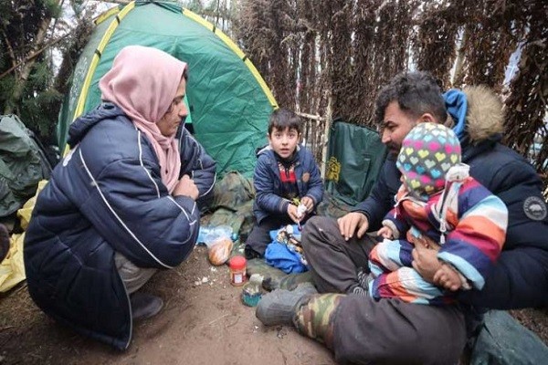 مسلمون في بولندا يقدمون المساعدة للاجئين العالقين