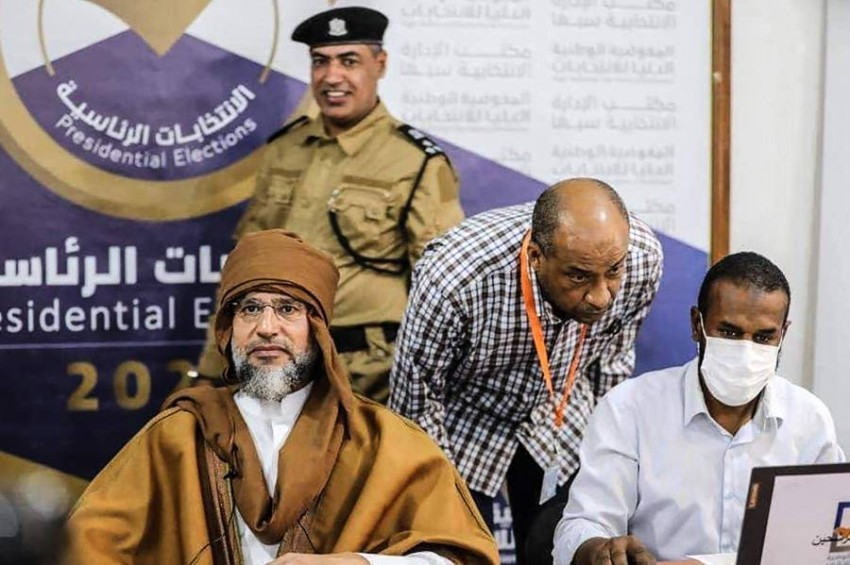 سيف الاسلام القذافي يرشح نفسه مرتديا عباءة ابيه