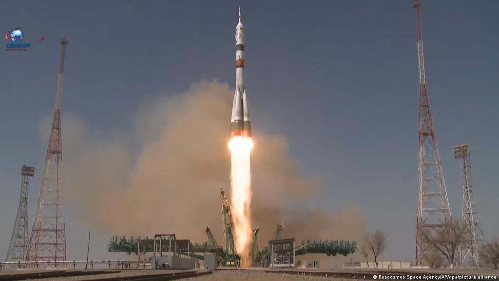 صاروخ روسي الى مدار الارض