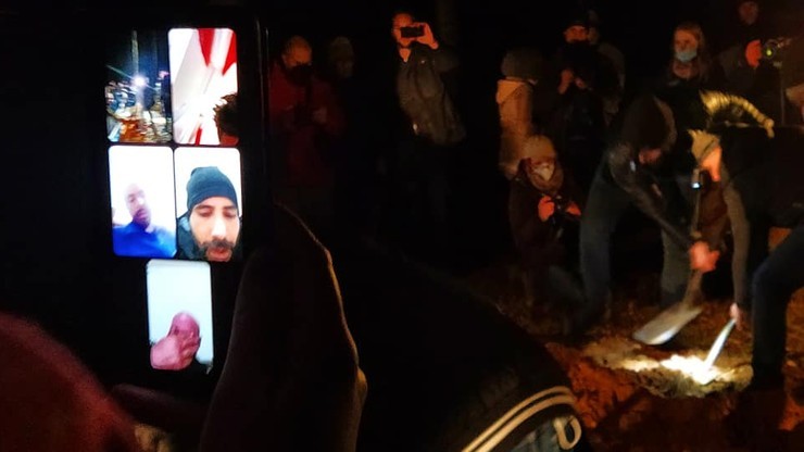 دفن الشاب السوري وحضور ذويه من خلال الاتصال الهاتفي