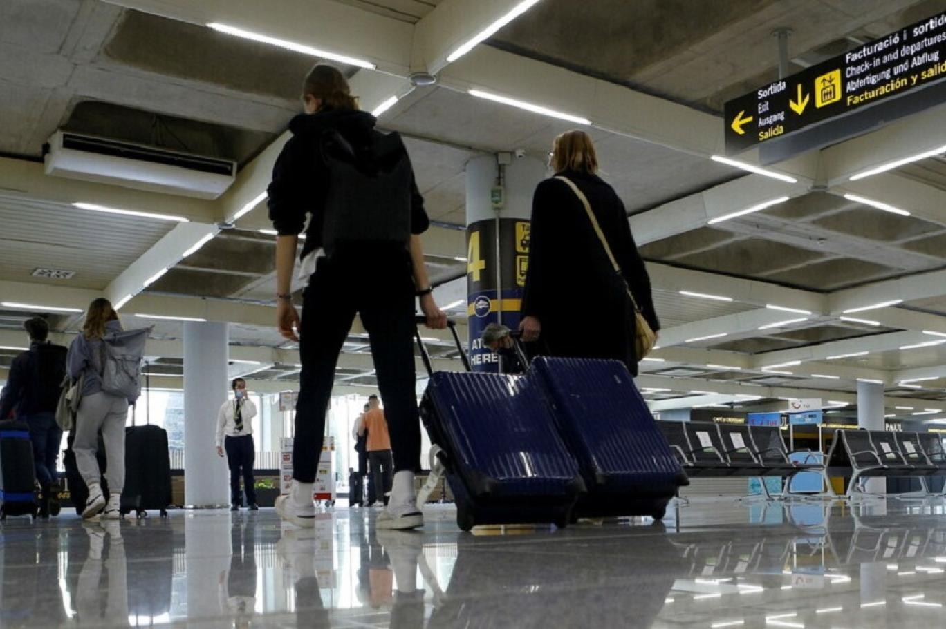 طالبو اللجوء اللبنانيون موجودون في منطقة بالمطار تُقدّم فيها الخدمات الأساسية.